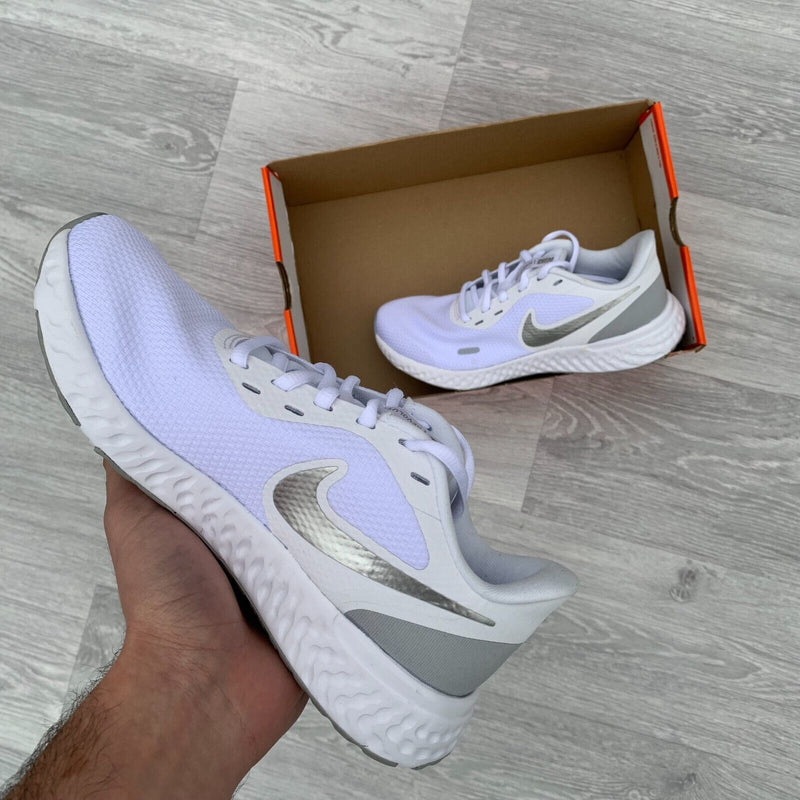 Nike Revolution 5 Womens Trainers - White/Wolf Grey [BQ3207-100]